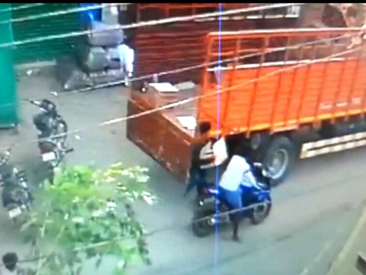 mayiladuthurai youngsters stole 48 quarter bottles for tasmac wine shop sale Crime: டாஸ்மாக் கடைக்கு வந்த மதுபாட்டில்கள்.. 48 குவார்ட்டர் பாட்டில்களை திருடிச்சென்ற இளைஞர்கள்..!