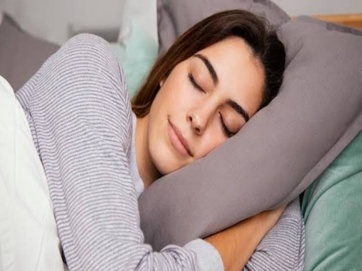 health sleeping tips in summer know home remedies in hindi अब तपती गर्मी भी नहीं उड़ा पाएगी नींद, सोने से 1 घंटे पहले अपनाएं ये तरकीब, आएगी चैन की नींद