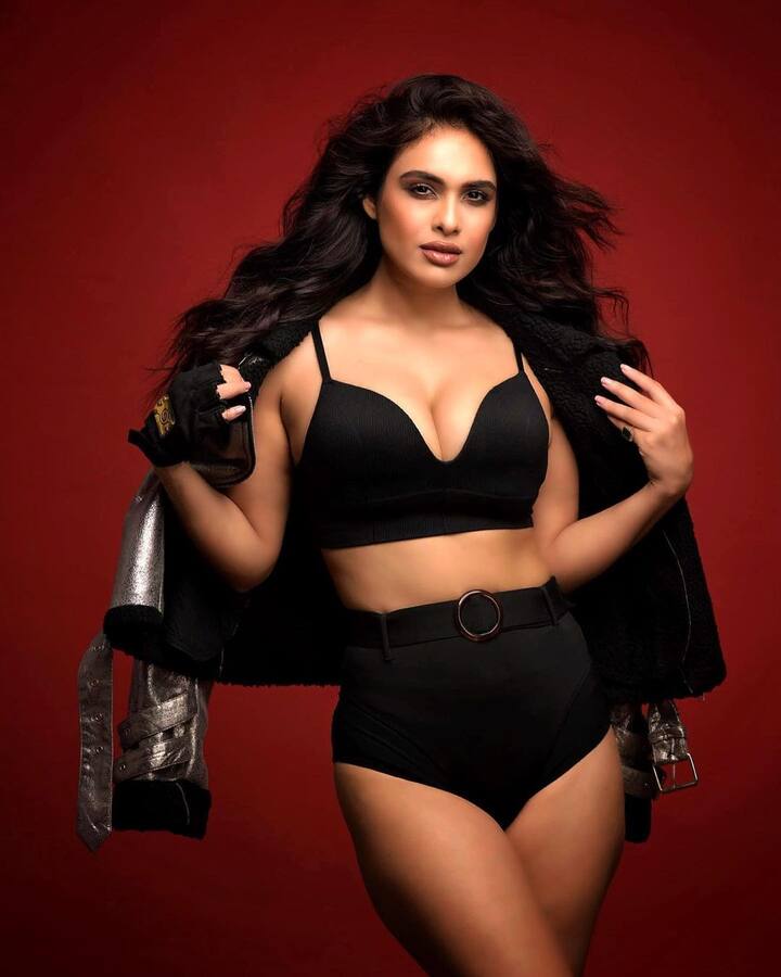 ભોજપૂરી એક્ટ્રેસ નેહા મલિક ફરી પોતાના બોલ્ડ અને હોટ અંદાજને લઈ ઈન્સ્ટાગ્રામ પર ચર્ચામાં છે.