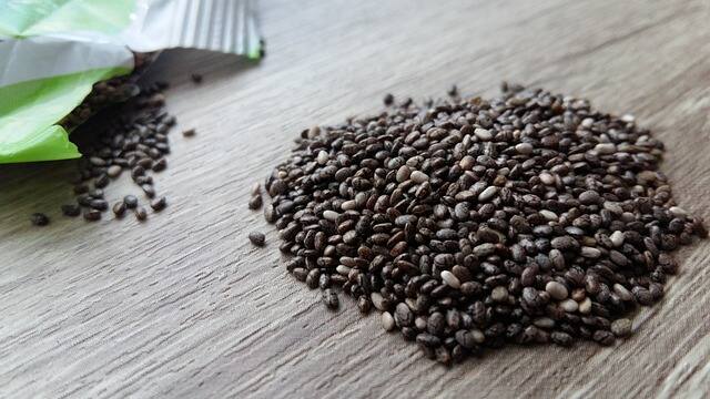 சியா விதைகளில் உள்ள புரதம் பசியைக் குறைக்கவும், உணவு உட்கொள்ளலைக் குறைக்கவும் உதவுகிறது.
