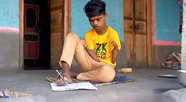 A Story Of Victory Differently Abled Student Of Memari Passed Madhyamik Examination Thwarting All The Odds Purba Bardhaman:অকেজো দুই হাত, বাধার 'দুর্গম গিরি' পেরিয়ে মাধ্যমিক পাশ মেমারির জগন্নাথ মান্ডির