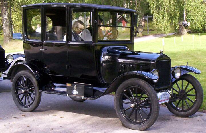 अगली कार अपने समय की सबसे महंगी कार 1920 Ford Model T है. जिसे हेनरी फोर्ड की कंपनी द्वारा तैयार किया गया था और जिसकी कीमत लगभग 850$ रखी गयी थी.