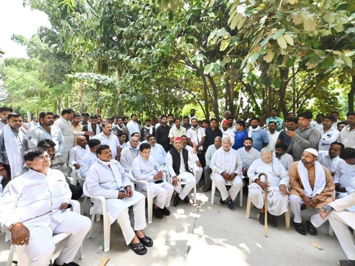 ताई के निधन की खबर मिलते ही पूरे समाजवादी परिवार में शोक पसर गया. निधन की खबर जैसे ही मिली अखिलेश यादव पूरे परिवार के साथ सैफई पहुंच गए. यहां पूरा यादव  परिवार मौजूद था.