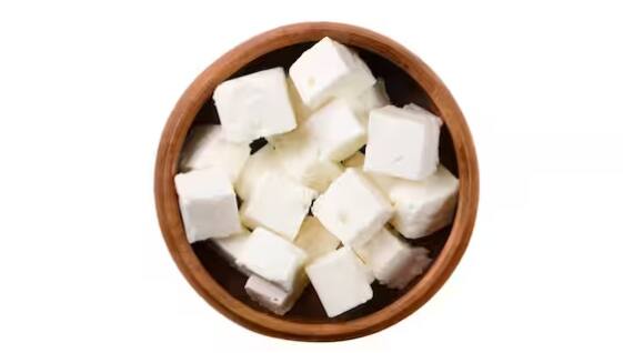 ਪਨੀਰ ਵਿੱਚ ਪੋਟਾਸ਼ੀਅਮ, ਕੈਲਸ਼ੀਅਮ ਅਤੇ ਮੈਗਨੀਸ਼ੀਅਮ ਹੁੰਦਾ ਹੈ ਜੋ ਬੀਪੀ ਨੂੰ ਨਾਰਮਲ ਰੱਖਣ ਵਿੱਚ ਮਦਦ ਕਰਦਾ ਹੈ।