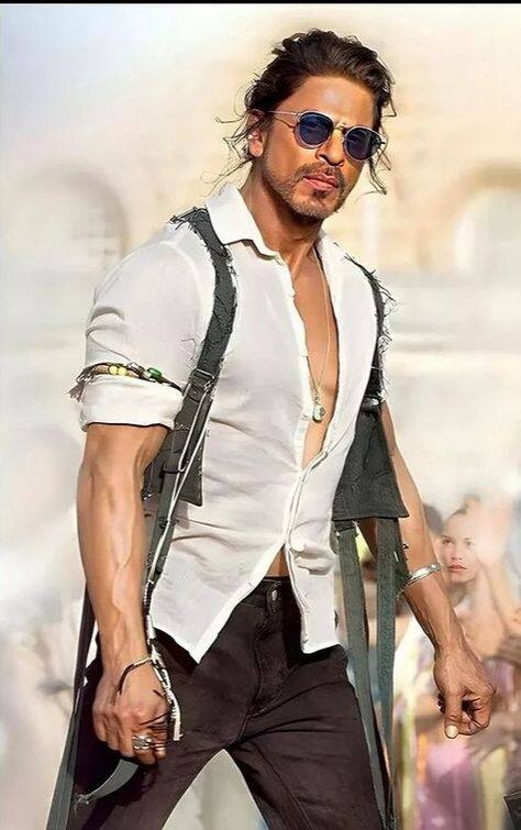 ਇਸ ਤੋਂ ਬਾਅਦ ਇਹ ਫਿਲਮ ਸ਼ਾਹਰੁਖ ਖਾਨ ਕੋਲ ਗਈ। ਸ਼ਾਹਰੁਖ ਨੇ ਇਸ ਫਿਲਮ ਨਾਲ ਬਾਲੀਵੁੱਡ 'ਚ ਡੈਬਿਊ ਕੀਤਾ ਸੀ। ਹਾਲਾਂਕਿ ਇਸ ਫਿਲਮ 'ਚ ਉਹ ਲੀਡ ਐਕਟਰ ਨਹੀਂ ਸਨ, ਪਰ ਉਨ੍ਹਾਂ ਨੇ ਆਪਣੀ ਐਕਟਿੰਗ ਨਾਲ ਲੋਕਾਂ ਦੇ ਦਿਲਾਂ 'ਚ ਖਾਸ ਜਗ੍ਹਾ ਬਣਾ ਲਈ ਸੀ।