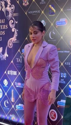 बटरफ्लाई ड्रेस पहन अवॉर्ड फंक्शन में पहुंचीं Uorfi Javed, दिए ऐसे-ऐसे पोज़