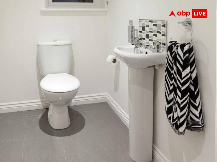 उत्तर दिशा में बाथरूम बनवाने से बचना चाहिए. क्योंकि सबसे अधिक नकारात्मक ऊर्जा बाथरूम से ही निकलती है. अगर पहले से ही इस दिशा में बाथरूम बना है तो वास्तु दोष दूर करने से लिए बाथरूम के कोने में एक कटोरी में नमक भरकर रखें.