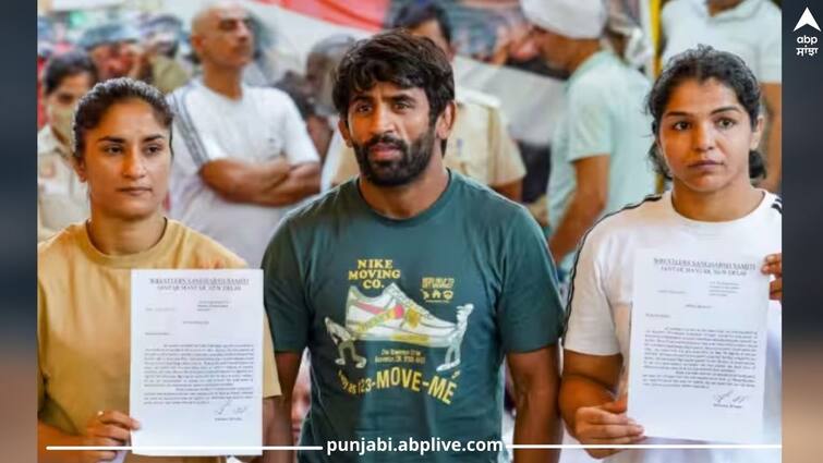 wrestlers-protest-jantar-mantar-vinesh-phogat-warned-about-big-decision-before-rohtak-mahapanchayat Wrestlers Protest: 'ਫੈਸਲਾ ਹੋਇਆ ਤਾਂ ਦੇਸ਼ ਲਈ ਚੰਗਾ ਨਹੀਂ ਹੋਵੇਗਾ', ਅੱਜ ਹੋਣ ਵਾਲੀ ਮਹਾਪੰਚਾਇਤ ਤੋਂ ਪਹਿਲਾਂ ਪਹਿਲਵਾਨਾਂ ਨੇ ਦਿੱਤੀ ਚੇਤਾਵਨੀ