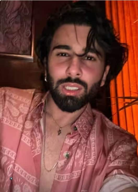 ਇਹ ਤਸਵੀਰ ਪਿਛਲੇ ਸਾਲ ਦੀਵਾਲੀ ਦੀ ਹੈ। ਨਿਆਸਾ ਅਤੇ ਓਰਹਾਨ ਨੇ ਪੋਜ਼ ਦੇ ਕੇ ਫੋਟੋਆਂ ਕਲਿੱਕ ਕੀਤੀਆਂ ਸਨ।