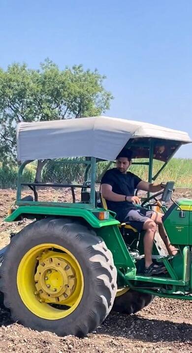 आकाश ठोसरने फक्त मराठीतच नाही तर बॉलिवूडच्या सिनेमांत काम करत प्रेक्षकांचं मनोरंजन केलं आहे.