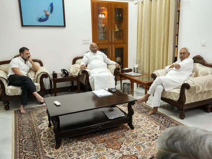 Lok Sabha Election 2024 Nitish Kumar meets Mallikarjun Kharge Rahul Gandhi holds meeting for Opposition Unity Lok Sabha Election: मल्लिकार्जुन खरगे के घर हुई नीतीश कुमार और राहुल गांधी की बैठक, विपक्षी एकजुटता पर बनी ये रणनीति