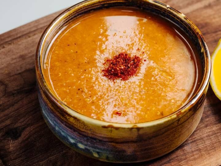 अब कढ़ी के बैटर में पानी डालें और फिर से मिक्स करने के लिए फेंटें. अब मीडियम आंच पर एक सॉसपैन या कुकर रखें और उसमें बैटर डालें. दही बनने से बचने के लिए एक उबाल आने तक बार-बार हिलाते रहें। फिर, कढ़ी को 5-8 मिनिट तक या कढ़ी के गाढ़े होने तक उबलने दीजिये.