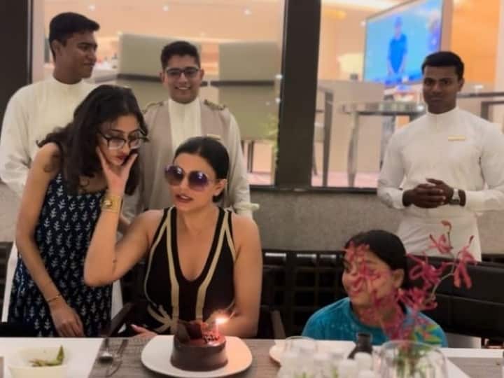 Sushmita Sen Post: एक्ट्रेस सुष्मिता सेन को मिस यूनिवर्स बने 29 साल पूरे हो गए हैं. इस मौके पर एक्ट्रेस ने अपनी बेटियों के साथ केक काटा और सेलिब्रेशन की तस्वीर इंस्टाग्राम पर पोस्ट की.