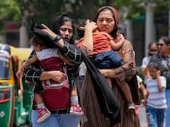 Weather Today: भीषण गर्मी की चपेट में दिल्ली, पारा 46 डिग्री के पार, तस्वीरों में देखें लोगों का हाल