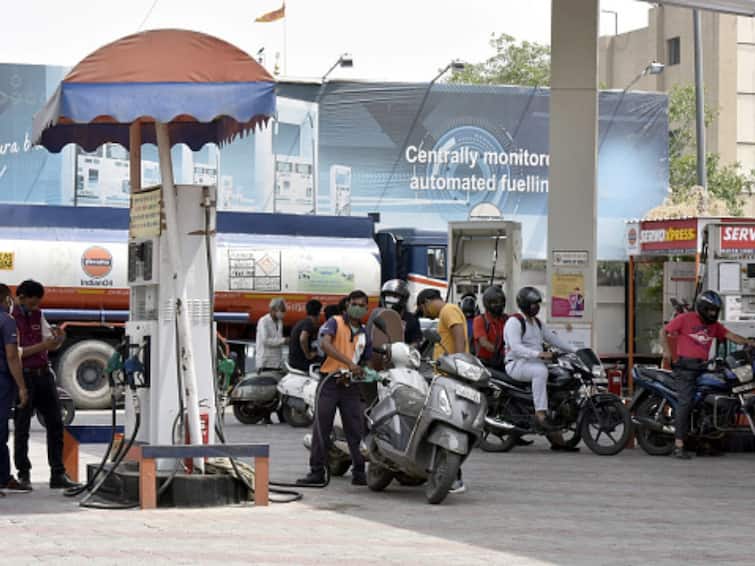 petrol and diesel price chennai on 17th June 2023 know full details Petrol, Diesel Price: சறுக்கியதா? எகிறியதா? இன்றைய பெட்ரோல், டீசல் விலை நிலவரம் இதோ..!