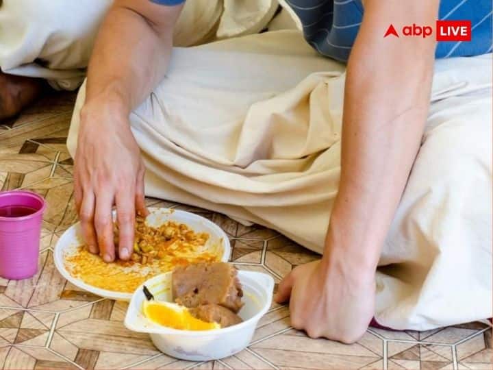 जमीन पर बैठकर खाना: हिंदू परंपरा में जमीन पर आलथी-पालथी मार बैठकर भोजन करने की परंपरा रही है. इसके पीछे ऐसा माना जाता है खड़े होकर खाने या जमीन पर बैठकर नहीं खाने से पूर्वज नाराज होते हैं. वहीं विज्ञान के अनुसार जमीन पर बैठकर खाना खाने से पाचन क्रिया अच्छी होती है और खाना आसानी से पचता है.