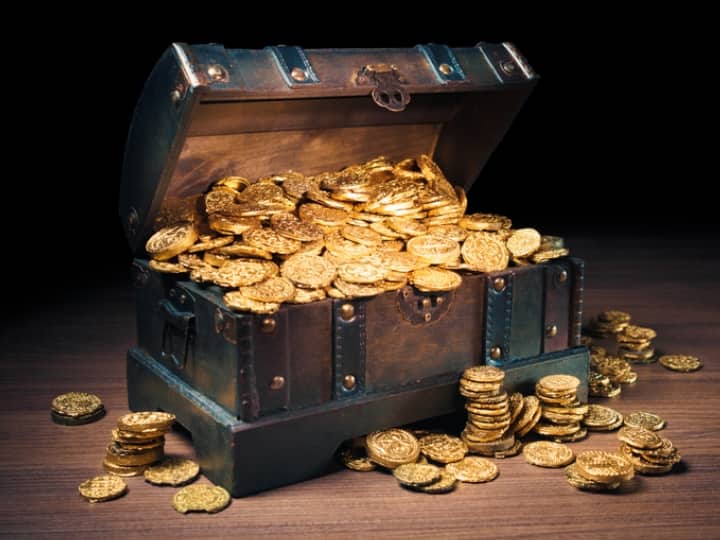 गड़ा हुआ सोने का खजाना मिलने पर सबसे पहले क्या करें? कानून नहीं जाना तो हो जाएगी जेल What happens if you find buried gold treasure on your property land in india in hindi गड़ा हुआ सोने का खजाना मिलने पर सबसे पहले क्या करें? कानून नहीं जाना तो हो जाएगी जेल