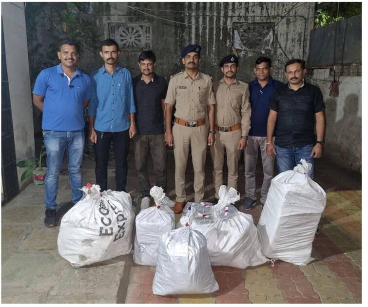 Surat: more than fifty packet caught of Marijuana in surat katargam police Surat: પોલીસે 10 લાખનો બિનવારસી ગાંજાનો જથ્થો પકડ્યો, ટાંકામાં બૉક્સ કરીને મુકેલા હતા 50 પેકેટ