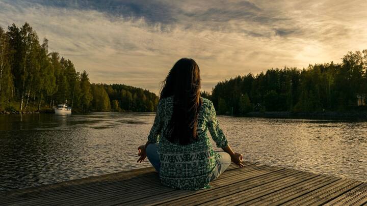 Benefits Of Meditation:সুস্থ থাকতে নিয়মিত যোগাভ্যাসের উপর প্রায়ই জোর দেন চিকিৎসকরা। বিশেষত, মেডিটেশনের উপর নানা কারণেই অসীম আস্থা তাঁদের।গবেষণা বলছে, মস্তিষ্কের সুস্বাস্থ্য ধরে রাখতেও মেডিটেশন জরুরি।