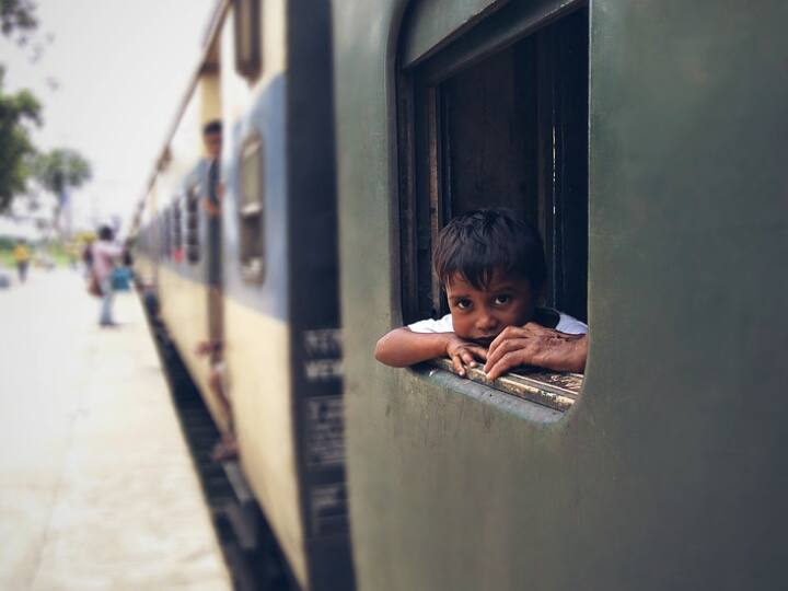 किसी भी ट्रेन का नाम उसकी खासियतों को ध्यान में रखकर रखा जाता है. जैसे दो राज्यों की राजधानियों को जोड़ने वाली ट्रेन को राजधानी एक्सप्रेस कहते हैं.