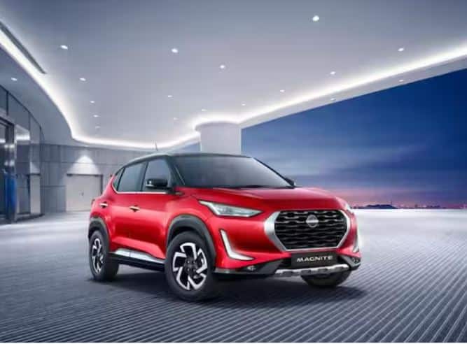 ਅਗਲੀ ਕਾਰ Nissan Magnite XV ਪ੍ਰੀਮੀਅਮ ਹੈ। ਜਿਸ 'ਚ ਐਂਡ੍ਰਾਇਡ ਆਟੋ ਅਤੇ ਐਪਲ ਕਾਰਪਲੇ ਸਿਸਟਮ ਦੇ ਨਾਲ 8 ਇੰਚ ਦੀ ਟੱਚਸਕ੍ਰੀਨ ਡਿਸਪਲੇ, 7 ਇੰਚ ਡਿਜੀਟਲ ਇੰਸਟਰੂਮੈਂਟ ਕਲੱਸਟਰ, DR ਨਾਲ LED ਹੈੱਡਲਾਈਟਸ, ਆਟੋ ਕਲਾਈਮੇਟ ਕੰਟਰੋਲ ਅਤੇ ਰਿਅਰ ਏਸੀ ਵੈਂਟਸ ਵਰਗੇ ਫੀਚਰਸ ਦਿੱਤੇ ਗਏ ਹਨ।