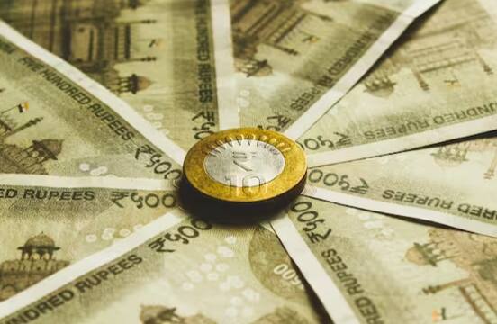 ਸਰਕਾਰ ਵੱਲੋਂ ਇਸ ਚਿੰਨ੍ਹ ਨੂੰ ਸਵੀਕਾਰ ਕਰਨ ਤੋਂ ਇੱਕ ਸਾਲ ਬਾਅਦ, ਯਾਨੀ 2011 ਵਿੱਚ, ਇਸ ਨਵੇਂ ਚਿੰਨ੍ਹ ਵਾਲੇ ਸਿੱਕੇ ਸ਼ੁਰੂ ਕੀਤੇ ਗਏ ਸਨ।