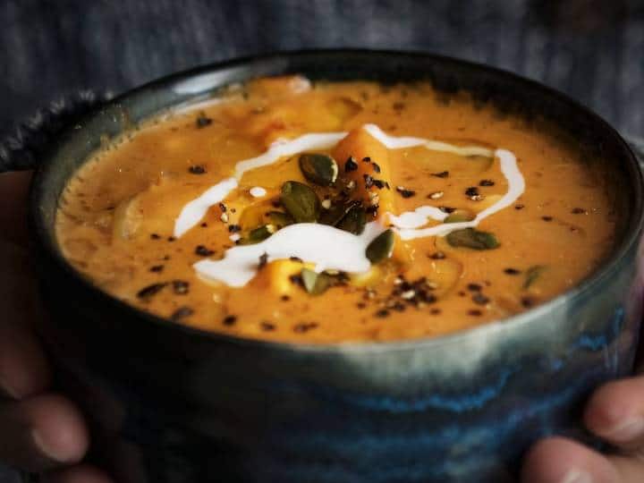 उबालने की प्रक्रिया के अंत में, मध्यम आंच पर एक छोटे पैन में घी गरम करें. गरम होने पर जीरा डालिये और हल्का सा भूनने दीजिये.फिर तड़के में सूखी लाल मिर्च और करी पत्ता डालें और 30-40 सेकंड के लिए भूनें. इस तड़के को तुरंत उबलती हुई कढ़ी में डालें और अच्छी तरह मिलाएं अंत में, कटे हुए हरा धनिया से गार्निश करें और राजगिरा/कुट्टू की पूरी के साथ परोसें.