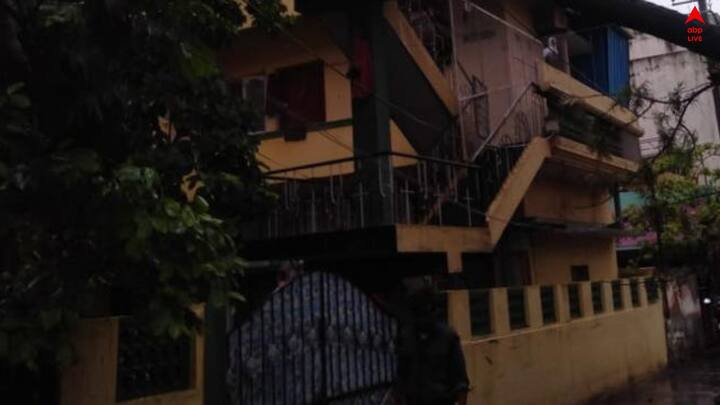 কোথাও আবার বাড়ির চালার উপর, কোথাওবা দোতালার বাড়ির বারান্দায় কারেন্টের তার ছিড়ে পড়েছে।