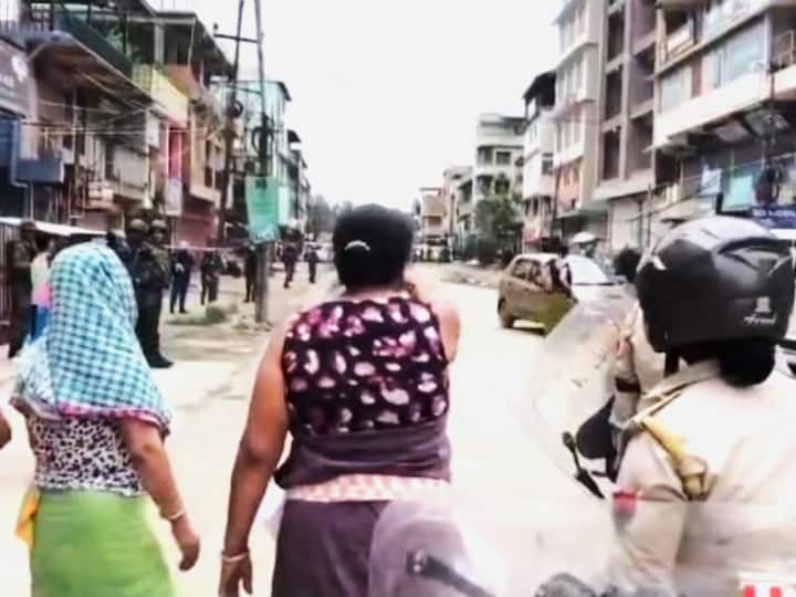 Altercation between women from two particular communitites breaks out. Fresh bout of violence erupted in Imphal on Monday as people from Meiti and Kuki communities excahnged blows. Image Source: Pallav Bora