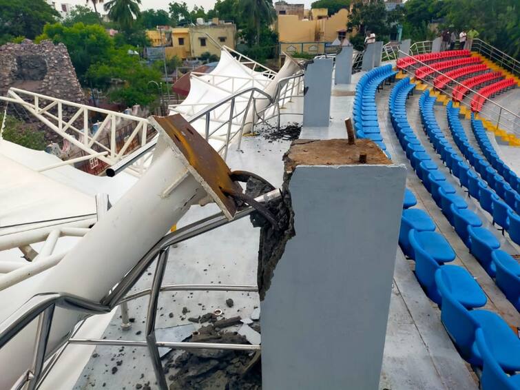 Nellai: The roof of Voc Stadium, which was recently renovated at a cost of 14 crores, collapsed TNN நெல்லையில் ரூ. 14 கோடி செலவில் புதுப்பிக்கப்பட்ட வஉசி மைதானத்தின் மேற்கூரை பெயர்ந்து விழுந்த அவலம்