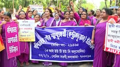 ভাতা বাড়ানো ও অন্যান্য দাবিতে স্বাস্থ্য ভবনের সামনে বিক্ষোভ আশা কর্মীদের