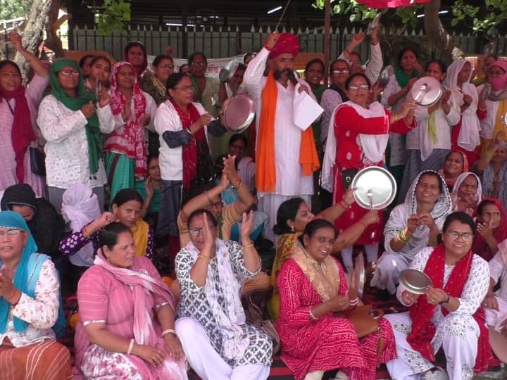 Bharatpur Female Nursing Staff Protest against Rajasthan government by banging plates Ann Bharatpur: महिला नर्सिंग कर्मचारियों ने थाली बजाकर किया सरकार का विरोध, 22 दिन से आंदोलन जारी