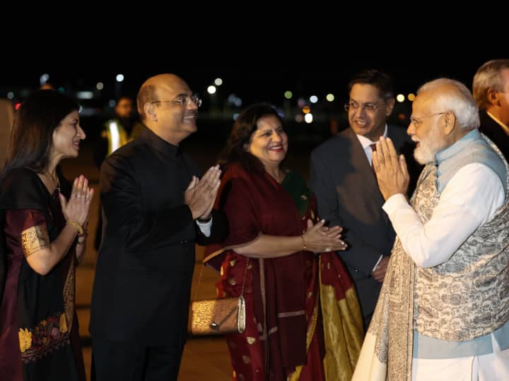 पीएम मोदी पापुआ न्यू गिनी से यहां पहुंचे, जहां उन्होंने पापुआ न्यू गिनी के अपने समकक्ष जेम्स मारपे के साथ बातचीत की और दोनों देशों के द्विपक्षीय संबंधों की समीक्षा की. पापुआ न्यू गिनी में दोनों नेताओं ने क्षेत्रीय सहयोग बढ़ाने के लिए हिंद-प्रशांत द्वीप सहयोग मंच (एफआईपीआईसी) शिखर सम्मेलन की सह-मेजबानी की.