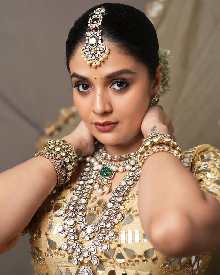 బుల్లితెరపై అమ్మడు హంగామా మామూలుగా ఉండదు. Photo Credit: Sreemukhi /Instagram