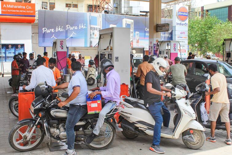 2000 Rupees Note Ban Indore Petrol Pump People Giving two Thousand Note for 100 rupees petrol Indore: नोट बैन का दिख रहा असर, पेट्रोल पम्प पर लगीं लाइनें, 100 रुपये के तेल का भुगतान 2000 के नोट से