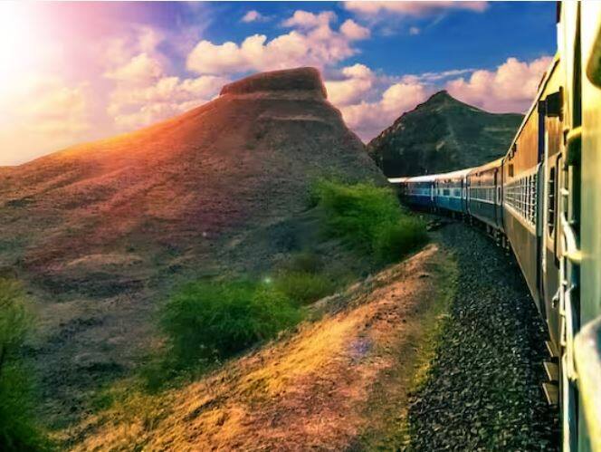 ਮੰਜ਼ਿਲ 'ਤੇ ਪਹੁੰਚਣ ਤੋਂ ਪਹਿਲਾਂ, ਤੁਸੀਂ TTE ਨਾਲ ਗੱਲ ਕਰਕੇ ਯਾਤਰਾ ਨੂੰ ਅੱਗੇ ਵਧਾ ਸਕਦੇ ਹੋ। ਟੀਟੀਈ ਦੇ ਨਿਯਮਾਂ ਅਨੁਸਾਰ, ਪੈਸੇ ਜੋੜ ਕੇ, ਤੁਹਾਨੂੰ ਇੱਕ ਹੋਰ ਟਿਕਟ ਦਿੱਤੀ ਜਾਵੇਗੀ।