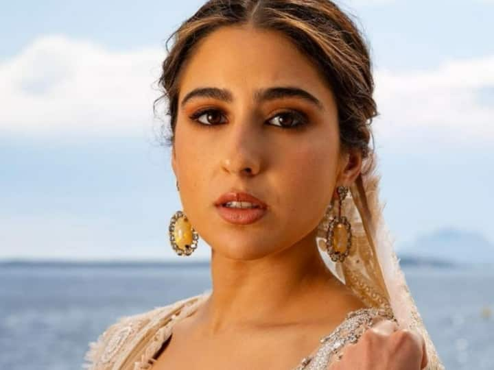 Sara Ali Khan Life Story: की चुलबुली एक्ट्रेस सारा अली खान इन दिनों अपनी अपकमिंग फिल्म ‘जरा हटके जरा बचके’ को लेकर सुर्खियों में हैं. लेकिन यहां हम आपको उनके बचपन का एक दिलच्सप किस्सा बताने वाले हैं.