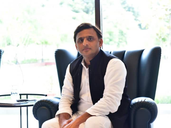 Akhilesh Yadav: पिता की विरासत संभाल रहे अखिलेश यादव समाजवादी पार्टी के प्रमुख हैं. उत्तर प्रदेश में बीजेपी को कड़ी टक्कर देनेवाले अखिलेश यादव पूर्व मुख्यमंत्री मुलायम सिंह यादव के बेटे हैं.