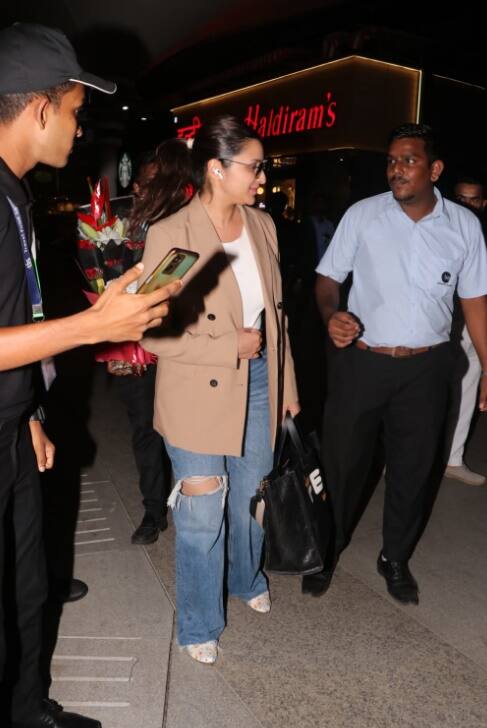 एयरपोर्ट पर पहुंचीं एक्ट्रेस परिणीति चोपड़ा इस दौरान बेहद खुश नजर आ रही थीं.