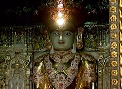 Gandhinagar: કોબામાં આજે મહાવીર સ્વામીના લલાટ પર સૂર્ય તિલકનો અનોખો પ્રસંગ યોજાયો, મોટી સંખ્યામાં ભક્તો રહ્યાં હાજર...