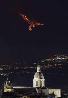 Mount Etna Eruption: धधक उठा यूरोप का सबसे ऊंचा ज्वालामुखी, 10 हजार फीट ऊंचाई तक फैला धूएं-धूल का गुबार, फ्लाइट्स रद्द, देखें तस्वीरें