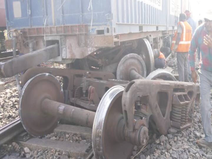 Bihar Kaimur Goods Train Derails on Pandit Deendayal-Gaya Line Accident near Dhanechha Railway station ann Bihar News: पंडित दीनदयाल-गया रेलखंड पर मालगाड़ी बेपटरी, धनेछा रेलवे स्टेशन के पास हादसा, कई ट्रेनें प्रभावित