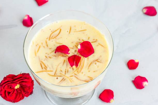 தேவையான பொருட்கள் : நெய், சேமியா - 1/2 கப், தண்ணீர் - 1 கப், பால் - 1 கப், கஸ்டடு பவுடர், - 4 தேக்கரண்டி, சர்க்கரை - 2 மேசைக்கரண்டி, ஸ்ட்ராபெரி ஜாம், மாதுளை பழம்.
