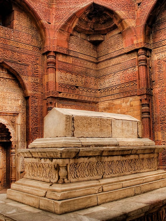 बिना छत का है सुल्तान इल्तुमिश का मकबरा, खूबसूरती देख दंग रह जाएंगे