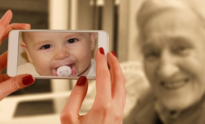 সময় সদা পরিবর্তনশীল। সময়কে যেমন আটকে রাখা যায় না, তেমনই আটকে রাখা যায় না যৌবনকেও। সময়ের নিয়ম মেনেই শৈশবের পর আসে কৈশোর, তার পর তারুণ্য এবং নিয়ম মেনে বার্ধক্যও।