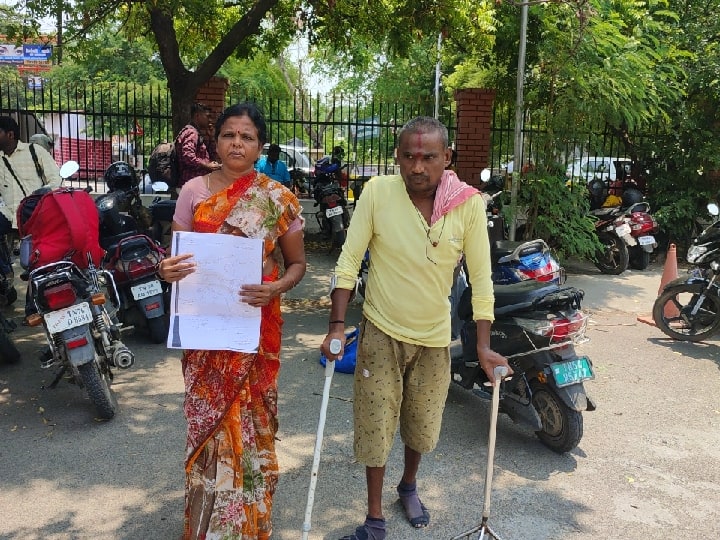 Salem Disability petition against DMK leader to stop measurement of land given by government TNN சேலத்தில் அரசு வழங்கிய நிலத்திற்கு அளவீடு செய்ய திமுக பிரமுகர் தடுப்பதாக மாற்றுத்திறனாளி மனு