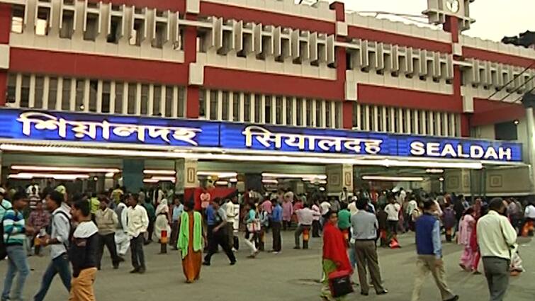 Rail Service Disrupted In Sealdah Main Line On The First Workday Of The Week Sealdah Rail Service: সপ্তাহের প্রথম দিনেই ধাক্কা খেল শিয়ালদা মেন লাইনের ট্রেন চলাচল