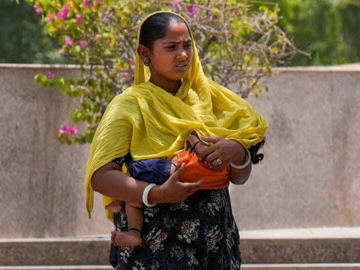 मौसम विभाग ने सोमवार (22 मई) को हरियाणा, दिल्ली, यूपी, एमपी, झारखंड, बिहार और बंगाल के लिए हीटवेव अलर्ट जारी किया है.