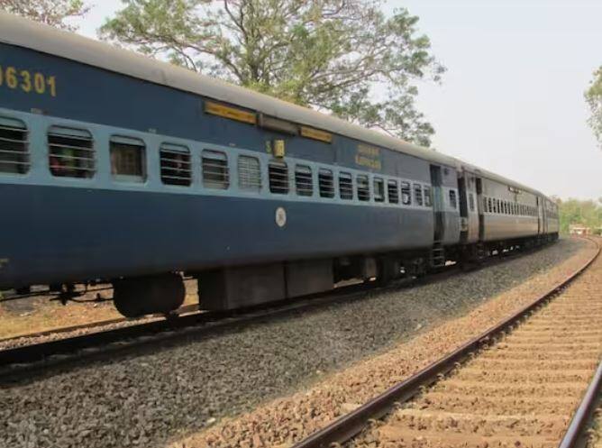 ਜੇਕਰ ਤੁਹਾਡੀ ਟ੍ਰੇਨ ਬੰਦ ਹੈ, ਤਾਂ ਤੁਸੀਂ ਅਗਲੇ ਦੋ ਸਟੇਸ਼ਨਾਂ ਤੱਕ ਆਪਣੀ ਟ੍ਰੇਨ ਫੜ ਕੇ ਆਪਣੀ ਸੀਟ ਵਾਪਸ ਲੈ ਸਕਦੇ ਹੋ। ਇਸ ਸਮੇਂ ਦੌਰਾਨ ਟੀਟੀਈ ਤੁਹਾਡੀ ਸੀਟ ਕਿਸੇ ਹੋਰ ਨੂੰ ਨਹੀਂ ਦੇ ਸਕਦਾ।