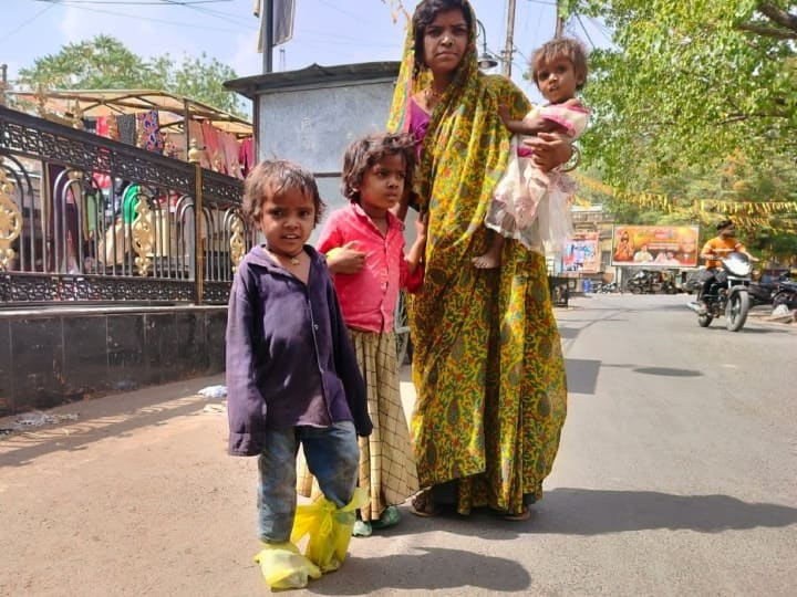 Madhya Pradesh Sheopur District Adivasi Women And Her Children Without Slippers MP Heatwave Weather Ann Madhya Pradesh: चप्पल नहीं थी तो गर्मी से बचने के लिए बच्चों के पैरों में बांधी पॉलीथिन और पति के इलाज के लिए पहुंची